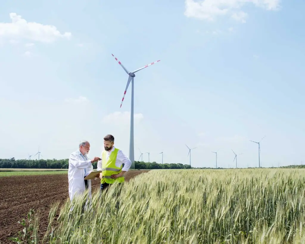 engineers standing on wind farm making notes YSY6F6W 1